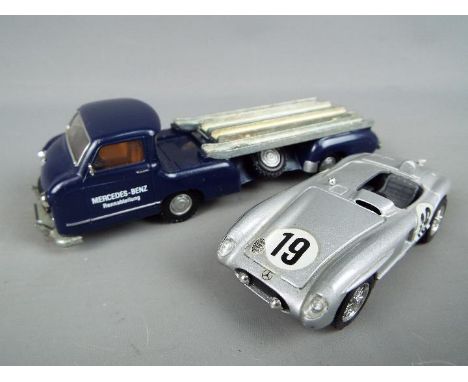 Conrad - A boxed 1:43 scale #103402LE Mercedes Benz 1955 Racing Car Transporter with Car by Conrad. The model appears to be i