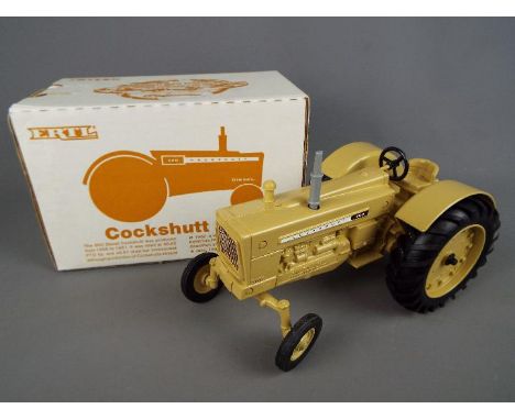 Ertl - A boxed diecast 1:16 #4137PA Cockshutt 560 tractor from Ertl's National Farm Toy Museum Dyersville Iowa Series. The mo