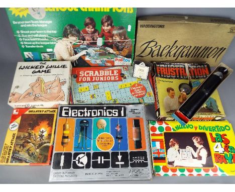 Parker, Waddington, Peter Pan Playthings and others - A collection of 10 boxed vintage games, puzzles, jigsaws and toys. Lot 