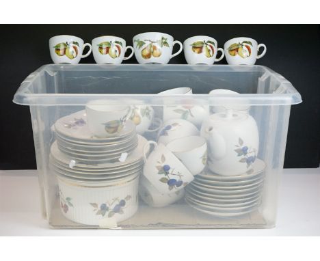 Royal Worcester ' Evesham ' pattern tea &amp; dinner ware to include teapot &amp; cover, milk jug, sugar bowl, 6 small teacup