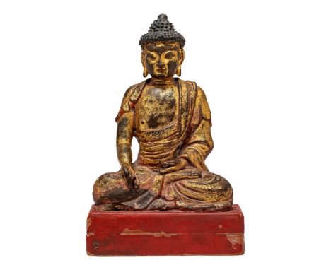Buddha BhaisajyaguruWestlicher Himalaja 17. Jh. oder später. Eisen, partiell gefasst und vergoldet, sowie Holzsockel, rot gel