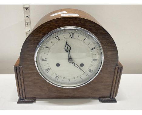 A vintage 1930's mantle clock with key