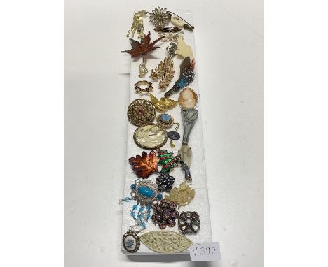 A selection of vintage costume jewellery brooches