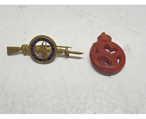 A WW2 period plastic Salvage Steward badge and a South Africa Sweetheart badge