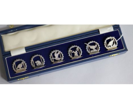 A cased set of six modern silver hunting related menu holders, J.A. Campbell, London, 1983/4, base 32mm.