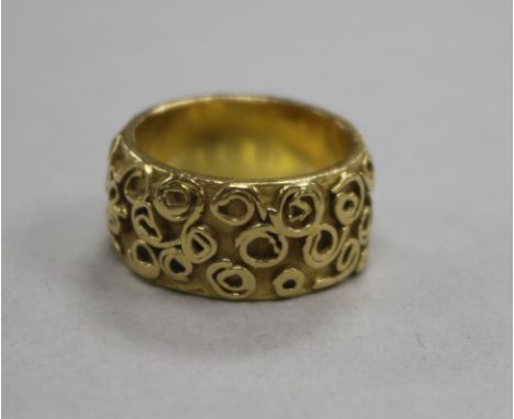 A late 1960's fancy 18ct gold band, size M/N.