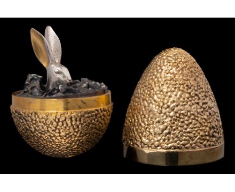 An Elizabeth II silver novelty egg, maker Stuart Devlin, London, 1969: with textured exterior the lift-off top exposing a rab