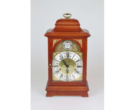 Stockuhr/ Bracket Clock Stil, wohl England, 20. Jh., bez. E.J. Goodfellow Wadebridge, hochrechteckiges, nussbaumfarbig gebeiz