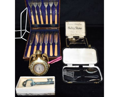 A COLLECTION OF SILVER, EPNS AND METAL WARE Comprising a cased silver baby's pusher and spoon, hallmarked Birmingham 1928, a 