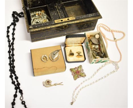 A COLLECTION OF LATE 19TH EARLY 20TH CENTURY JEWELLERY jewellery contained in a vintage cash tin with working key, to include