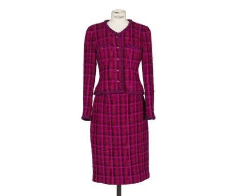 CHANEL Boutique, Collection Prêt à Porter, circa 1994. Tailleur jupe rose.Directeur artistique : Karl Lagerfeld.En tweed chin