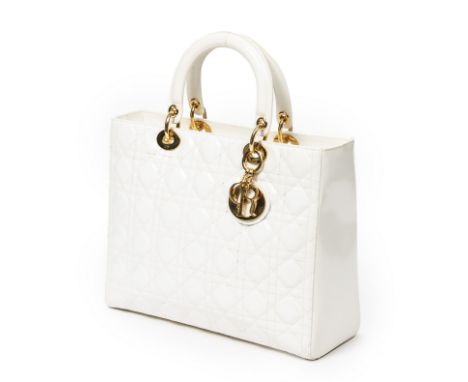 Christian DIOR, année 1997. Sac 'Lady Dior' en cuir vernis à surpiqures cannage.Double poignée dont une agrémenté de breloque