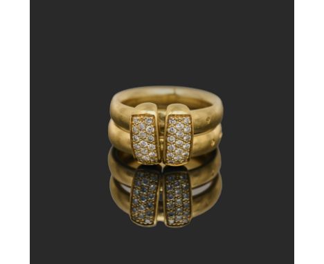 HERMES Paris. Bague double anneaux en or 750/1000.Anneaux retenus par deux passants en mouvement, pavés de diamants. Signé à 