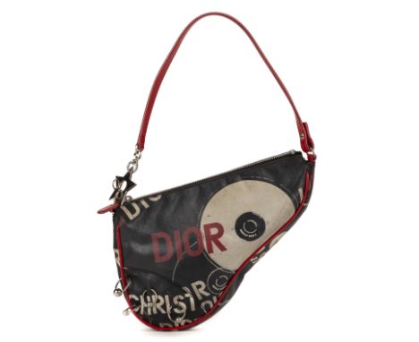 Christian DIOR, année 2004. Pochette 'Saddle Hardcore' en nylon imprimé.Directeur artistique : John Galliano.Devant agrémenté