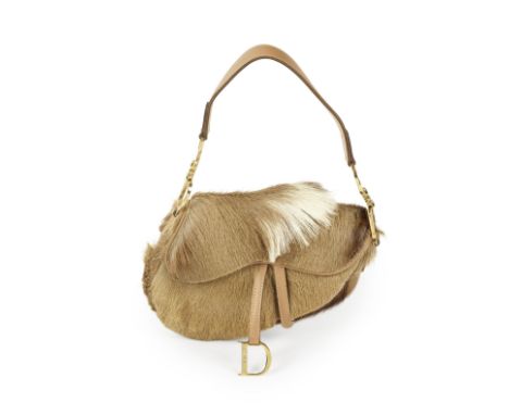 Christian DIOR, année 2000. Sac 'Saddle' en vachette.Directeur artistique : John Galliano.En vachette à crête beige et cuir n