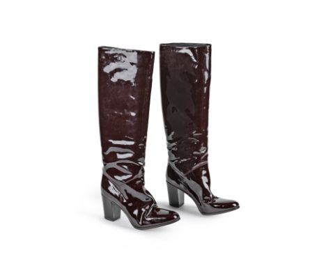 CHANEL, Collection Prêt à Porter Automne/Hiver. Paire de bottes à talon.Directeur artistique : Karl Lagerfeld.En cuir vernis 