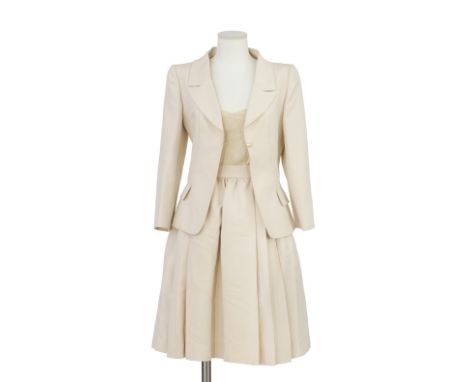 CHANEL, Collection Prêt à Porter 2001. Tailleur 3 pièces en soie écru.Directeur artistique : Karl Lagerfeld.Composé d'une ves