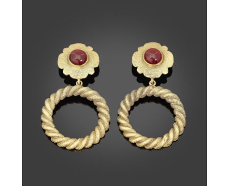 CHANEL, circa 1990. Paire de clips d'oreilles en métal doré et pate de verre rouge.Directeur artistique: Karl Lagerfeld x Vic