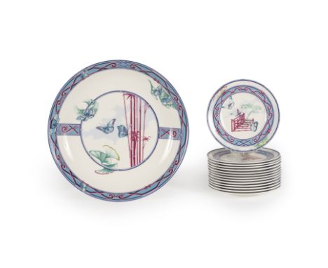 HERMES Paris. Service de table 'Le Jardin des Papillons'En porcelaine, composé de 14 assiettes à gâteau et un plat rond creux