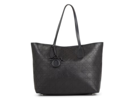 Christian DIOR, année 2014. Sac cabas 'Panarea All Black' en toile enduite noire.Surpiqures cannage, double poignée en cuir, 