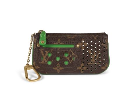 Louis VUITTON, Edition Limitée, année 2002. Pochette porte-clés 'Perforé Vert' en toile Monogram et daim vert.Directeur artis