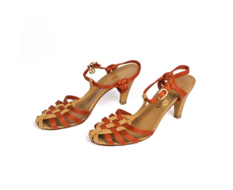 CHANEL. Paire de sandales à talons.En cuir agneau beige, orange, façon lanières, talons 8 cm. (légères usures)T. 40.Condition