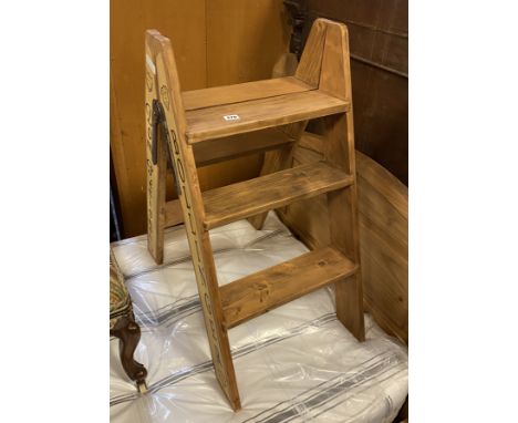WOOD CHAMPAGNE LADDER