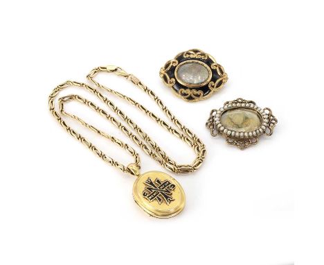 A small collection of memorial jewellery, comprising an oval locket pendant of oval shape, the front with applied raised blac