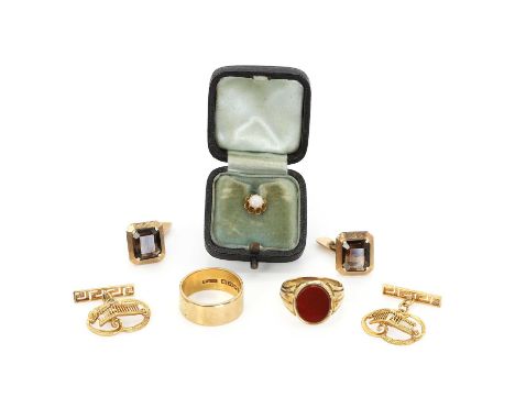 A group of gold jewellery, comprising:an 18ct gold cornelian ring, with an oval cornelian tablet, bezel set to solid quad fur