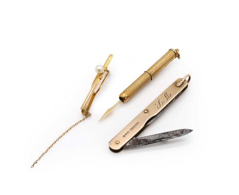 A small group of gentlemen's items, comprising a gold retractable toothpick, 53mm long, Birmingham 1968, a gold-mounted steel