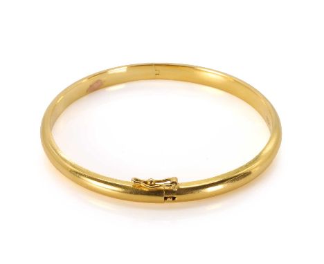 A gold hinged bangle, the hollow 'D' section hinged bangle, 4.70mm wide, stamped with Chinese marks, inner diameter 51mm x 52