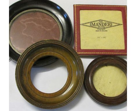 BOX CONTAINING ASSORTED PORTRAIT MINIATURE FRAMES 