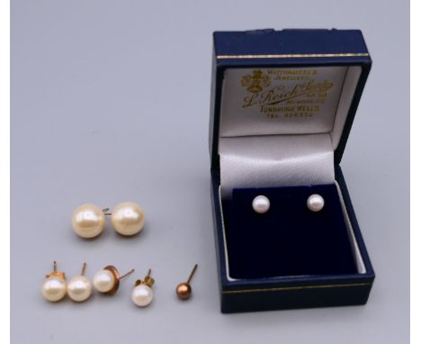 A quantity of pearl earrings. 