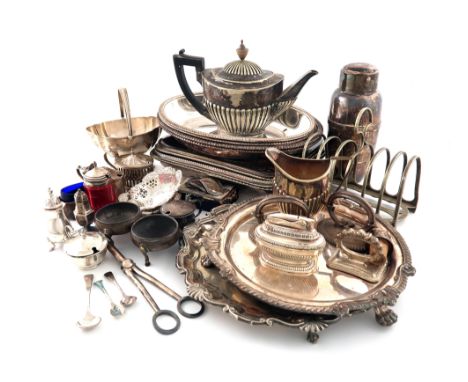 A mixed lot comprising silver items: a swing handled sugar basket by Elkington &amp; Co Ltd, Birmingham 1913, reeded borders,