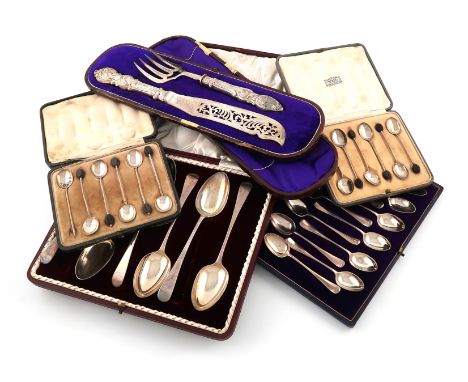 A mixed lot of silver items, comprising: a cased set of twelve Edwardian rat-tail teaspoons by J Rodgers &amp; Sons Ltd, Shef