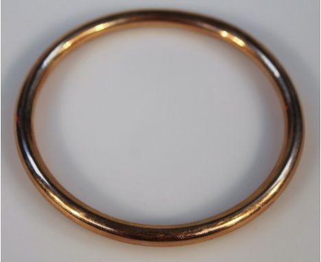 An early 20thC bangle, of plain circular form, Continental yellow metal stamped 375, 9cm dia. 14g.