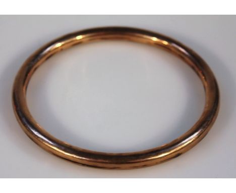 An early 20thC bangle, of plain circular form, Continental yellow metal stamped 375, 9cm dia. 11g.