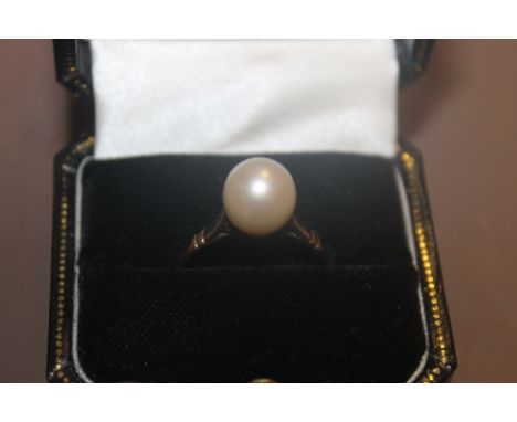 A 9CT GOLD LADIES DRESS RING SET WITH A PEARL