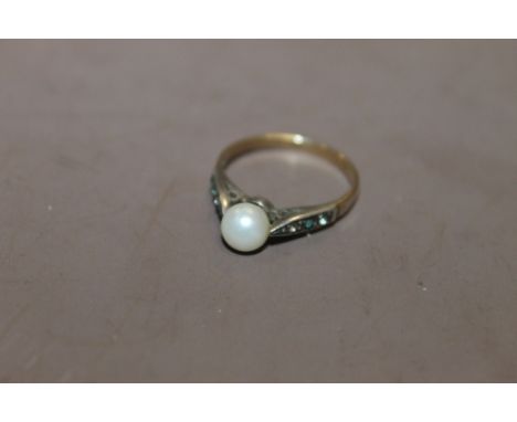 A 9CT GOLD LADIES DRESS RING SET WITH A PEARL