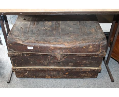 A VINTAGE TIN TRUNK A/F INCLUDING TOOLS