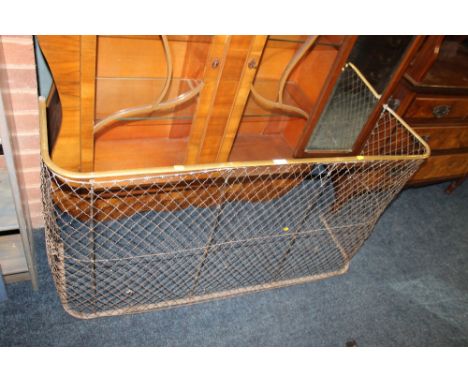 A VICTORIAN CURVED BRASS FIREGUARD