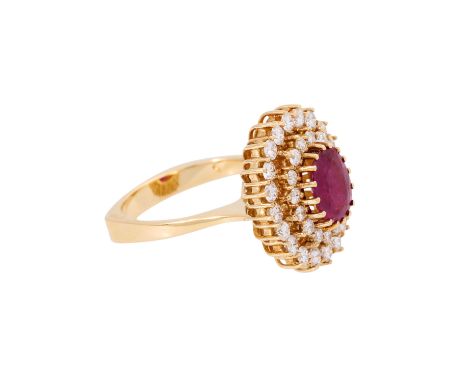 Klassischer Ring mit Rubin ca. 2,0 ct umgeben von 36 Brillanten von zus. ca. 0,95 ct WEISS-LGW (H-J)/VS, GG 18K, 7,9 g, RW: 5