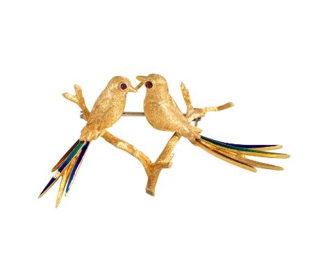 Brosche "Vogelpaar: Whydah Birds auf Ästchen sitzend" mit kleinen Rubinen als Augen und farbig emaillierten Schwanzfedern, GG
