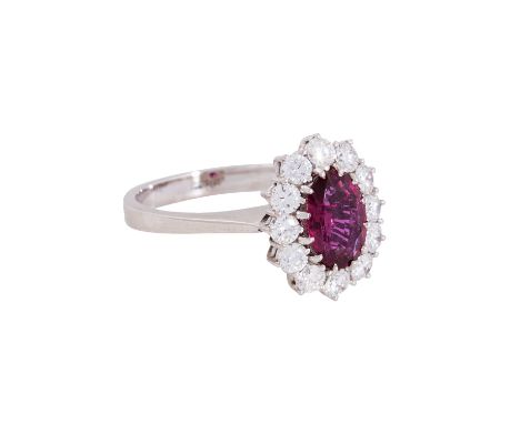 Ring mit feinem Rubin und Brillanten von zus. ca. 1 ct, gute bis sehr gute Farbe u. Reinheit, Rubin ca. 1,1 ct, 18K WG, 5 gr,