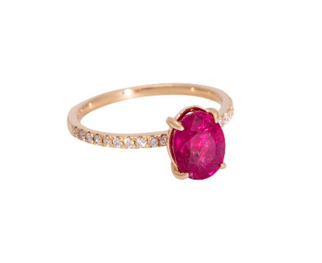 Ring mit Rubin ca. 2 ct und kleinen Brillanten von zus. ca. 0,10 ct, mittlere bis gute Farbe u. Reinheit, 18K GG, 2,6 gr, RW: