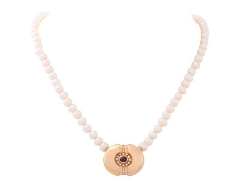 Perlenkette mit Schmuckschließe aus GG 18K mit Brillanten zus. 0,21 ct (punz.) von guter Farbe u. Reinheit sowie 1 Rubincaboc