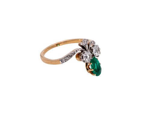 Jugendstil Ring mit Smaragdtropfen und Altschliffdiamanten von zus. ca. 0,5 ct, ca. WEISS-LGW (H-J)/SI, Smaragd berieben, GG 