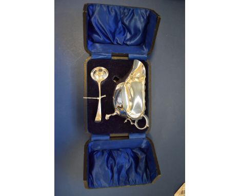 A cased silver sauce boat and ladle, by Martin Hall & Co, Sheffield 1920/1, 167g.