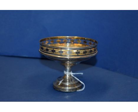 A silver bon bon dish by L & S, Birmingham 1918, 9.5cm diameter.