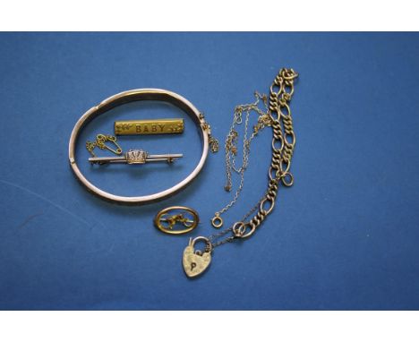 A 9ct rose gold hinged bangle; together with a 9ct gold link bracelet; and three 9ct gold brooches.  Condition Report: Dented